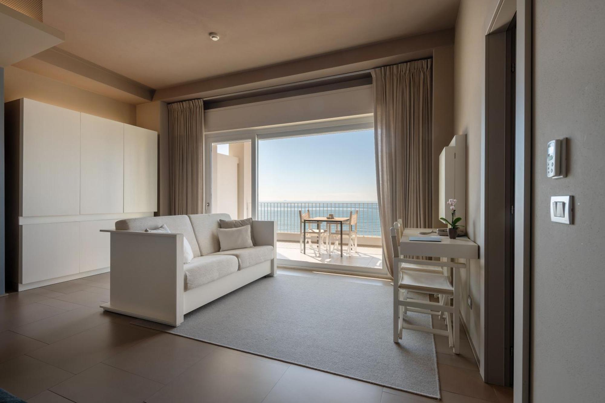 Double or Twin Room Sea View